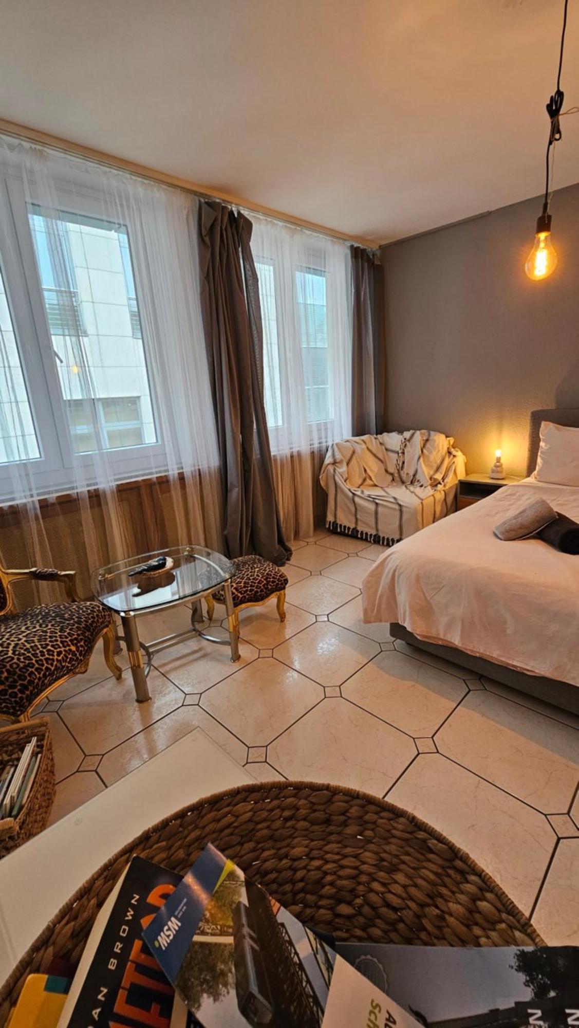 Charm - Bedroom & Kitchen Near The Main Station Hauptbahnhof Apartment *